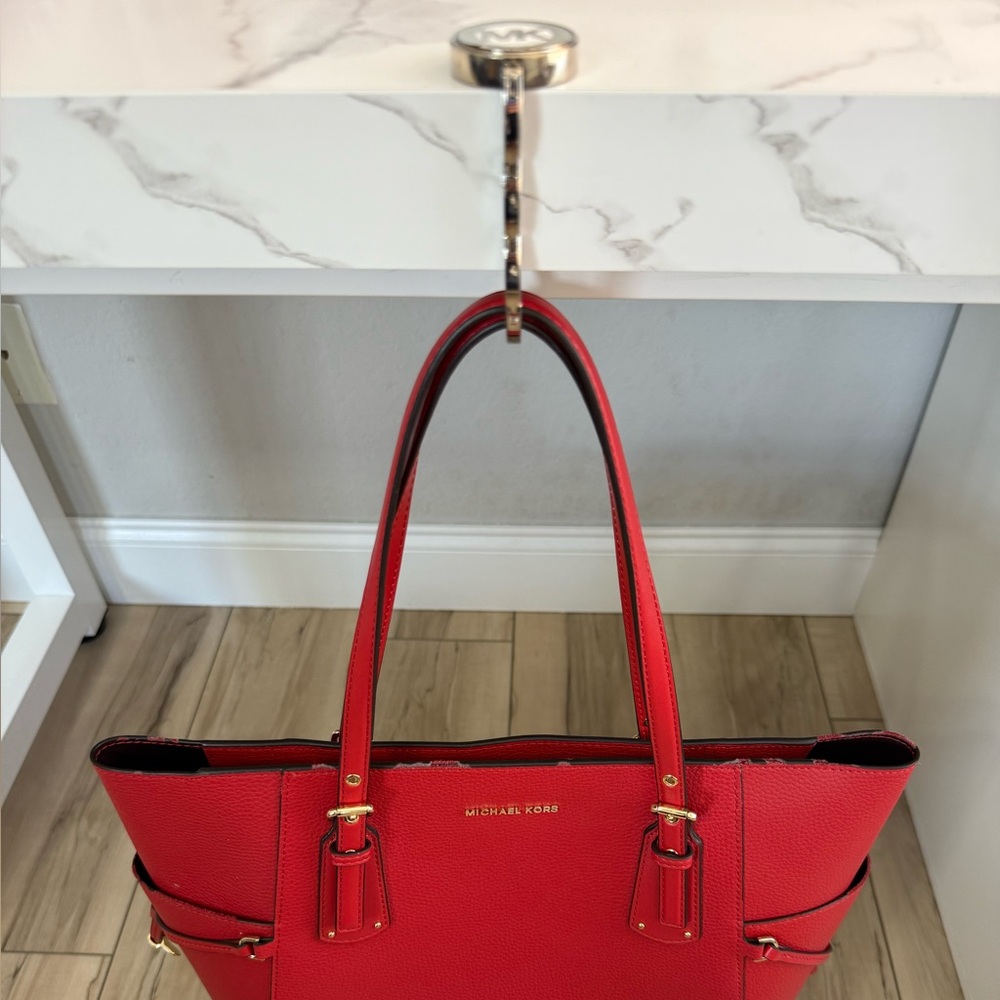 👜 MICHAEL KORS Purse Hook! Only $10 with the purchase of any of my handbags! - Picture 6 of 7